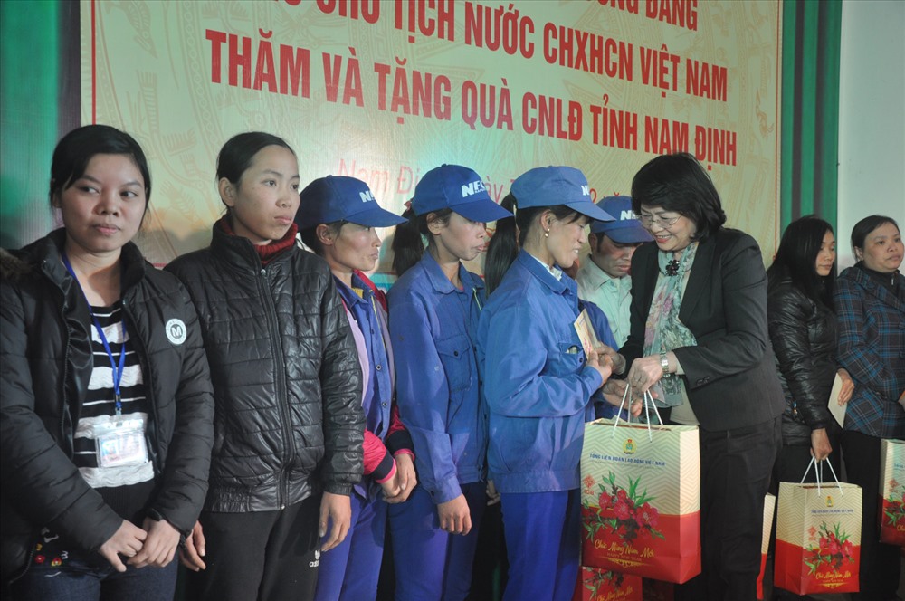 Phó Chủ tịch Nước Đặng Thị Ngọc Thịnh trao quà tết cho CN tại Nam Định ngày 7.2. Ảnh: QUẾ CHI