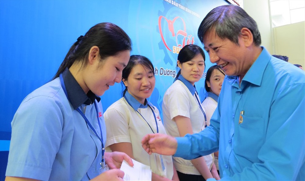 Phó Chủ tịch Thường trực Tổng LĐLĐVN Trần Thanh Hải tặng quà và động viên công nhân lao động đang làm việc trong các KCN, khu chế xuất tại thị xã Thuận An (tỉnh Bình Dương) ngày 31.1. Ảnh: L.Đ