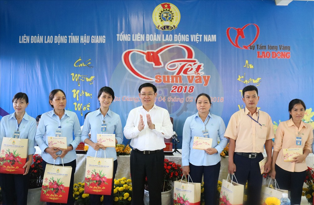 Uỷ viên Bộ Chính trị - Phó Thủ tướng Vương Đình Huệ trao quà cho CNLĐ có hoàn cảnh khó khăn tại Hậu Giang ngày 4.2.  Ảnh: HOÀNG TÂN