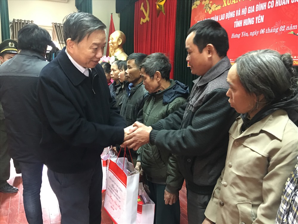 Uỷ viên Bộ Chính trị - Bộ trưởng Bộ Công an Tô Lâm trao quà cho gia đình có hoàn cảnh khó khăn tại huyện Văn Lâm (Hưng Yên) ngày 6.2.Ảnh: THANH HẢI