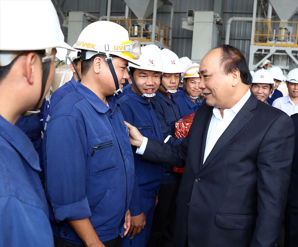 Thủ tướng Nguyễn Xuân Phúc thăm, chúc tết, tặng quà cho cán bộ, công nhân và người lao động tại Nhà máy Alumin Nhân Cơ (tỉnh Đắk Nông) sáng 9.2. Ảnh: TTXVN