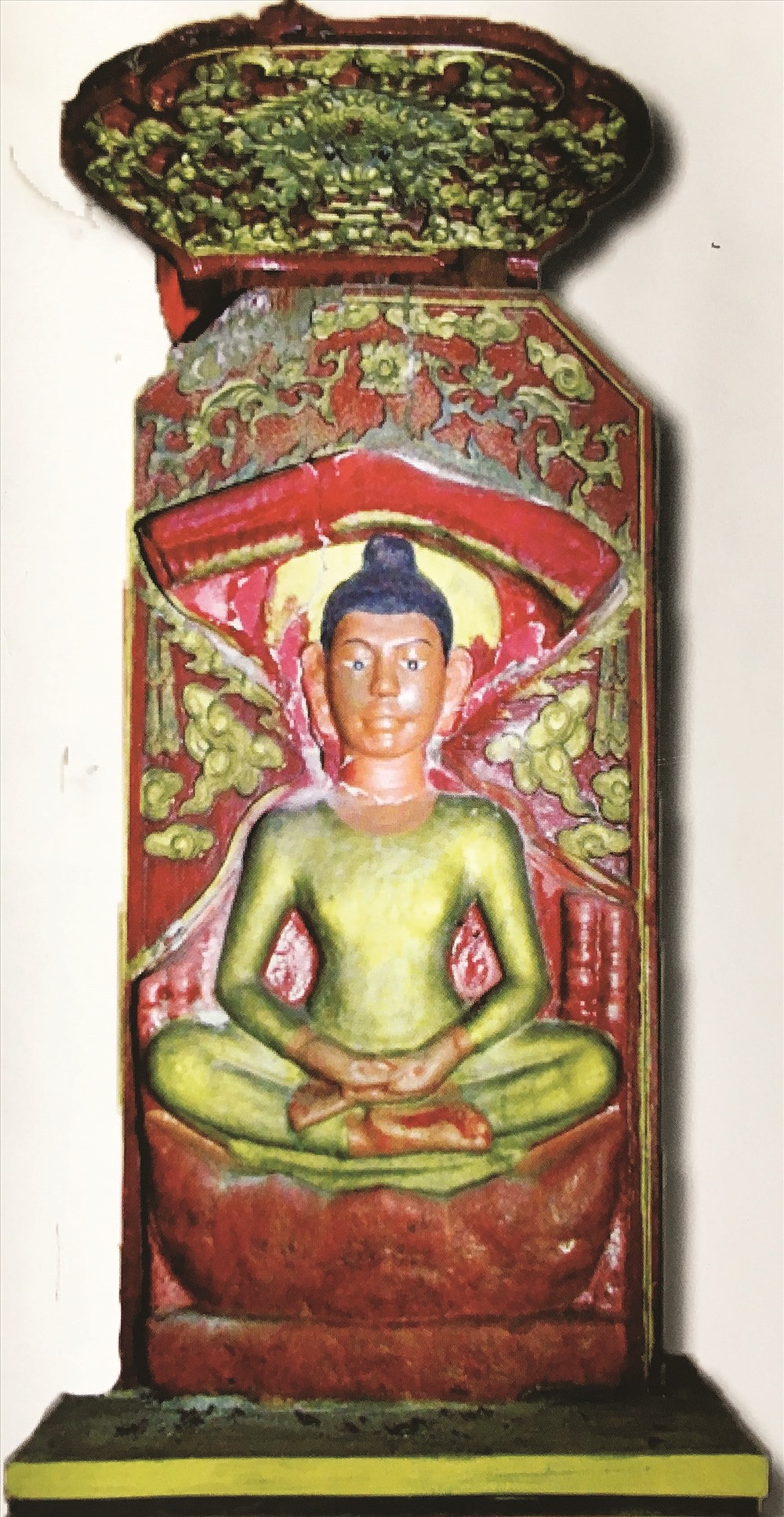 Tượng Bá Đá (Ngài Đá) còn được gọi là Thành Hoàng, vốn là phù điêu thần Shiva, hiện được thờ ở nghè Phương Sơn 