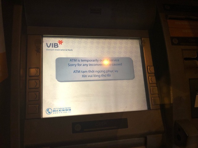 Cây ATM của ngân hàng này cũng trong tình trạng “xin lỗi quý khách“. Ảnh: T. Hưng