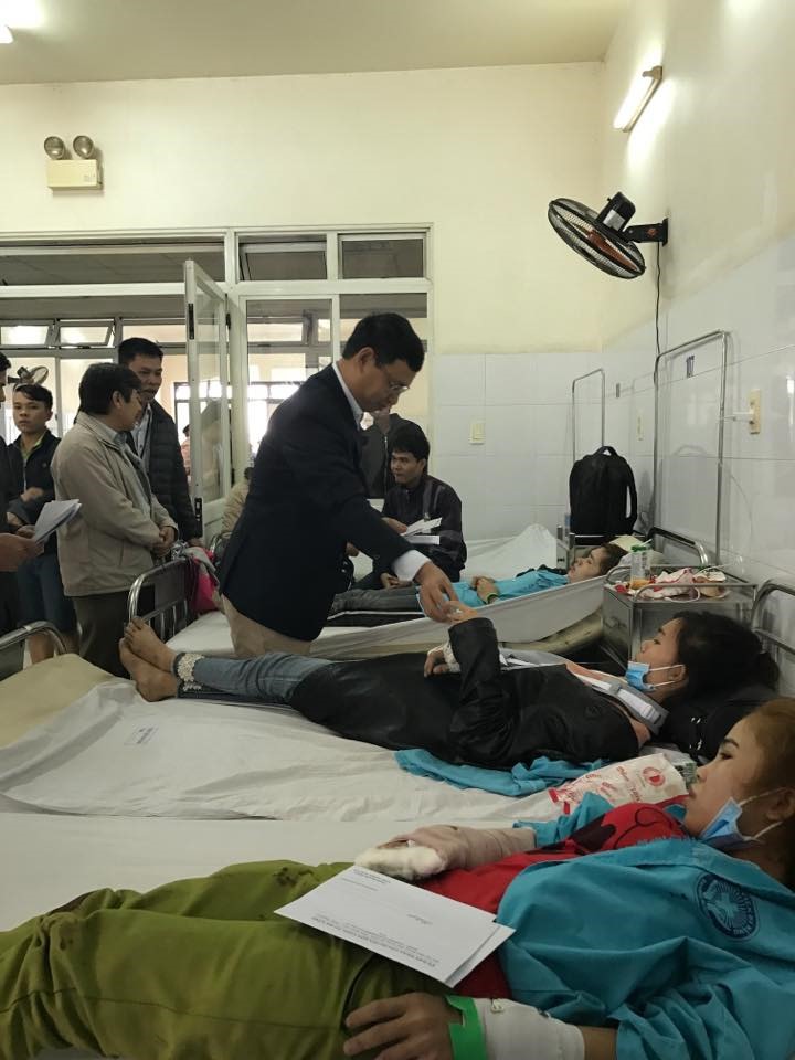 Lãnh đạo UBND TP Đà Nẵng tặng quà hỗ trợ các nạn nhân vụ tai nạn đang điều trị tại Bệnh viện Đà Nẵng