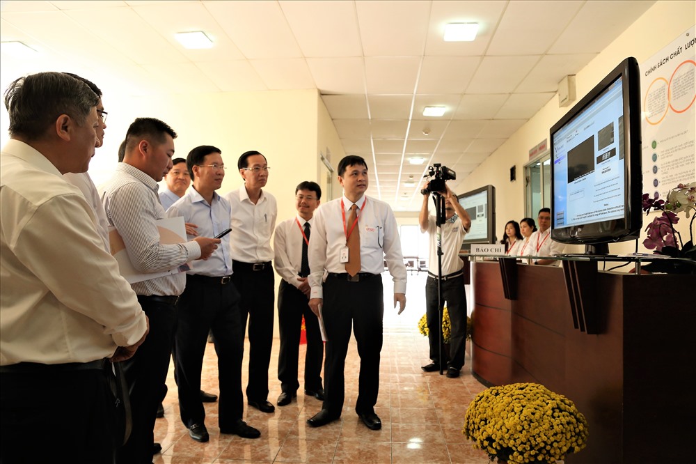 Đồng chí Võ Văn Thưởng cùng lãnh đạo TPHCM nghe lãnh đọa công viên phần mềm Quang Trung giới thiệu về sản phẩm, công trình mới. Ảnh: Trường Sơn