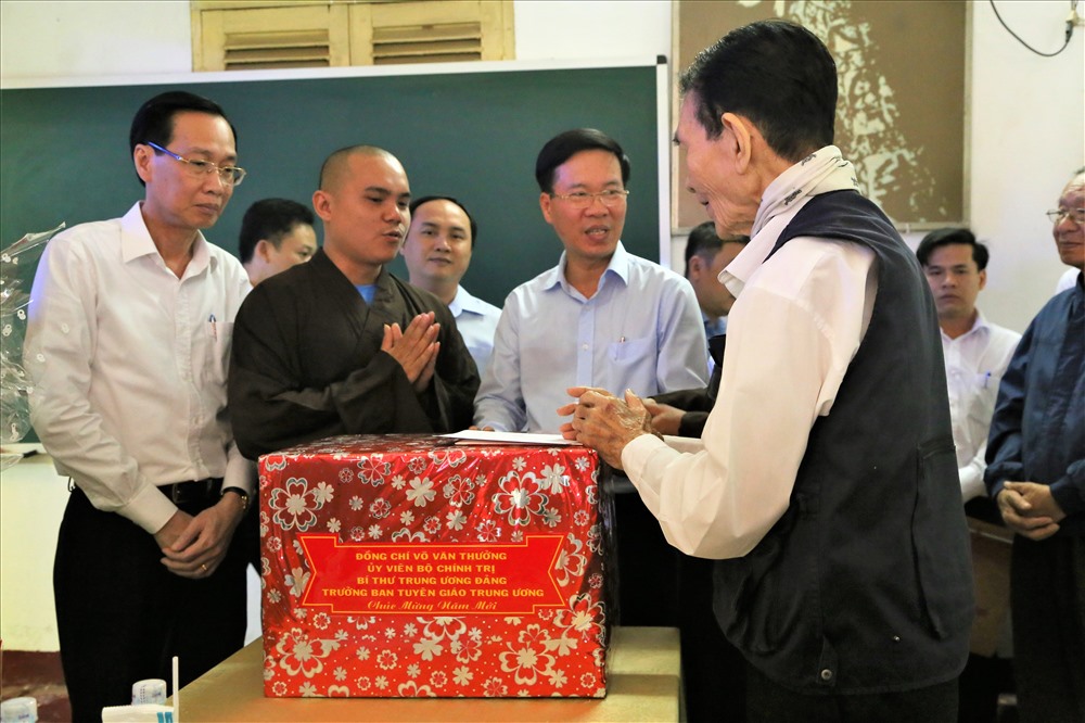 Đồng chí Võ Văn Thưởng gửi quà chúc tết đến các nghệ sĩ và sư thầy trong chùa. Ảnh: Trường Sơn