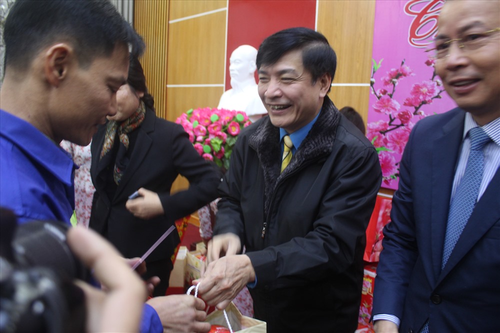 Chủ tịch Tổng LĐLĐVN Bùi Văn Cường trao quà Tết cho CNLĐ tiêu biểu của Cty than Hòn Gai. Ảnh: Nguyễn Hùng