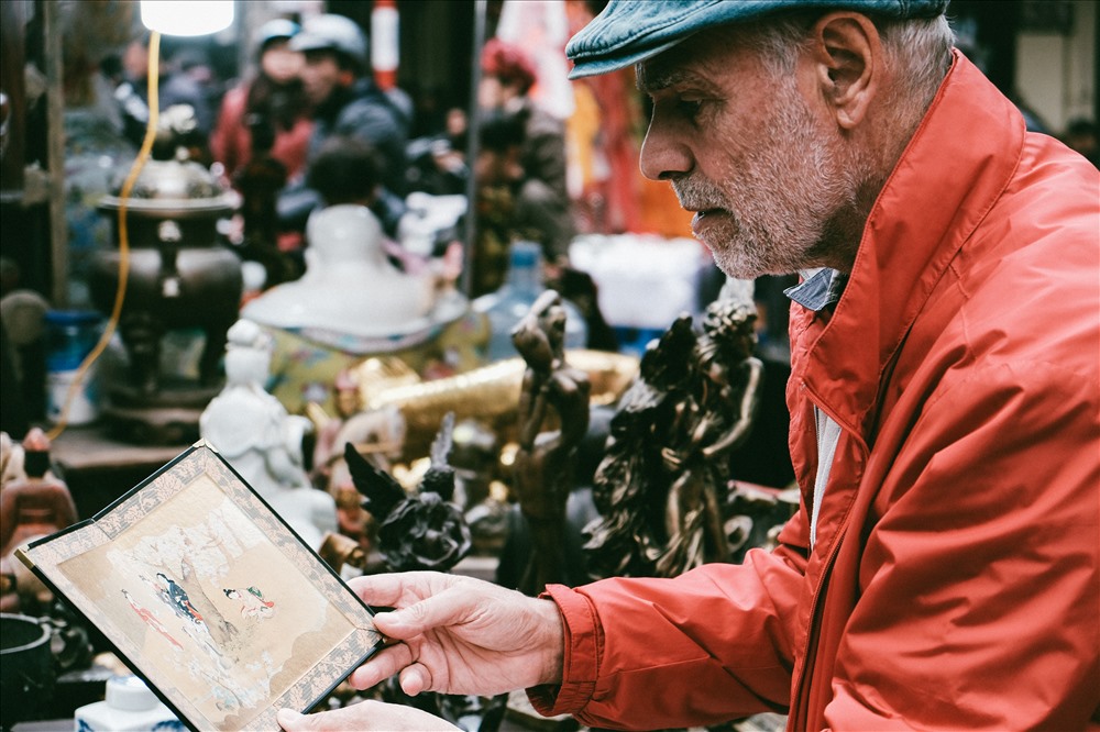 Ở chợ đồ cổ, du khách cũng có thể tìm thấy những món hàng có giá cả lên đến hàng chục triệu đồng. 