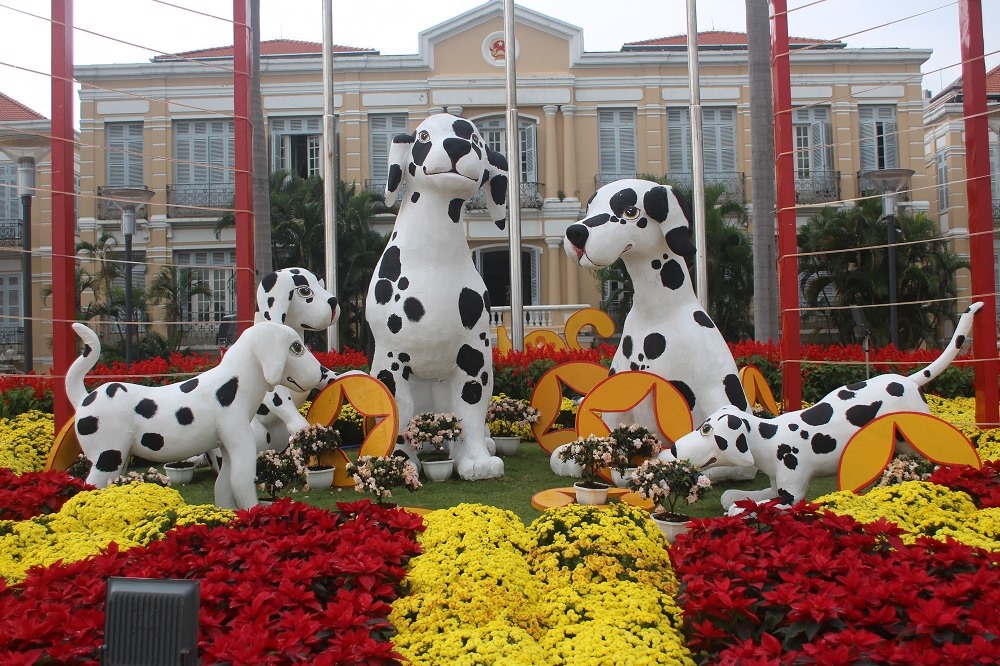 Biểu tượng linh vật của năm Đinh Dậu được đặt vườn hoa trước trụ sở HĐND TP Đà Nẵng là 5 chú chó đốm. Ảnh: Trâm Nguyễn