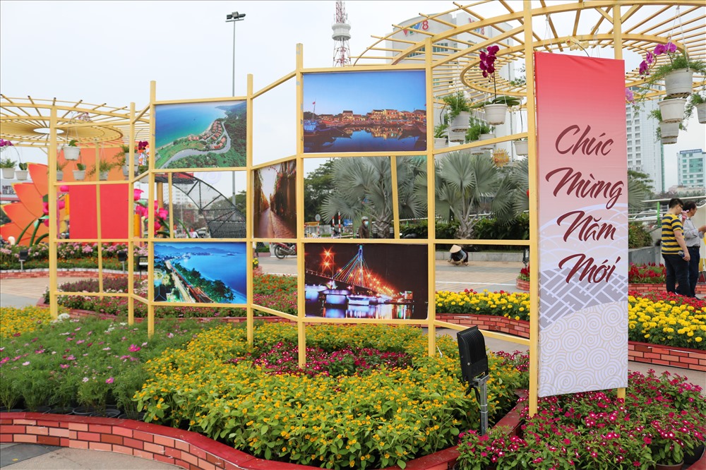Những hình ảnh về cảnh đẹp Đà Nẵng, phố cổ Hội An được trưng bày tại đường hoa phụ vụ người thưởng lãm. Ảnh: Trâm Nguyễn