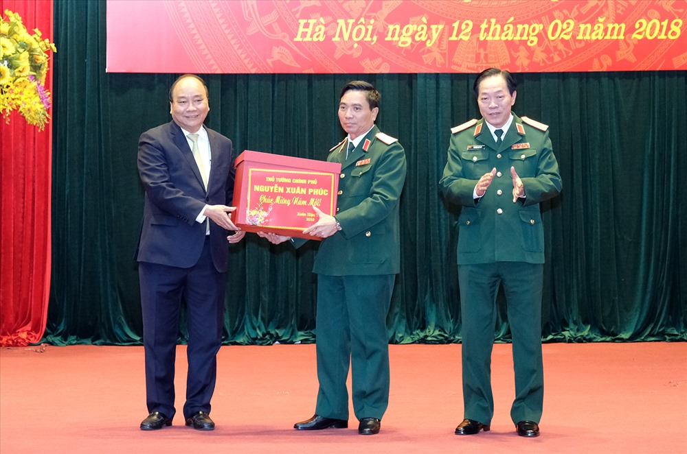 Thủ tướng Nguyễn Xuân Phúc tặng quà cán bộ, chiến sĩ Bộ Tư lệnh Thủ đô Hà Nội nhân dịp năm mới - Ảnh: VGP/Quang Hiếu 