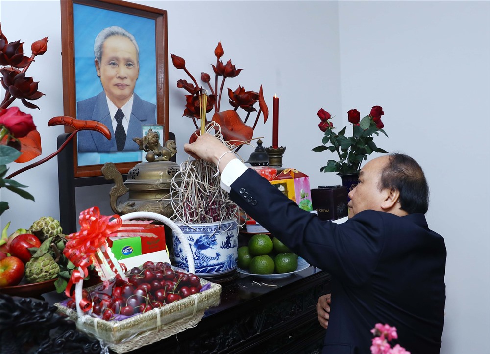 Thủ tướng Nguyễn Xuân Phúc dâng hương tưởng nhớ Thủ tướng Phạm Văn Đồng - Ảnh: TTXVN 