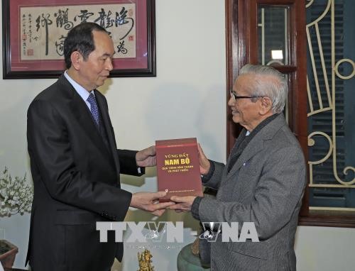Chủ tịch nước Trần Đại Quang đến thăm, chúc Tết Giáo sư Sử học Phan Huy Lê. Ảnh: Nhan Sáng/TTXVN