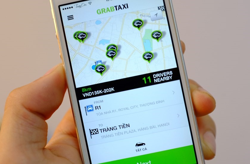 Gần Tết, khách đi Grab, Uber phải trả giá gấp 2-3 lần ngày thường. 