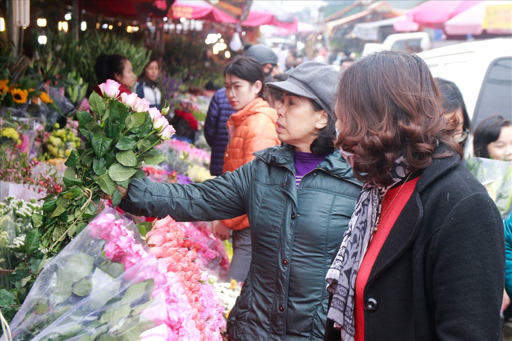Tuy đắt đỏ, người tiêu dùng vẫn “rút hầu bao” chọn mua những bó hồng đẹp vì đây là loại hoa không thể thiếu trong dịp tết Nguyên đán và