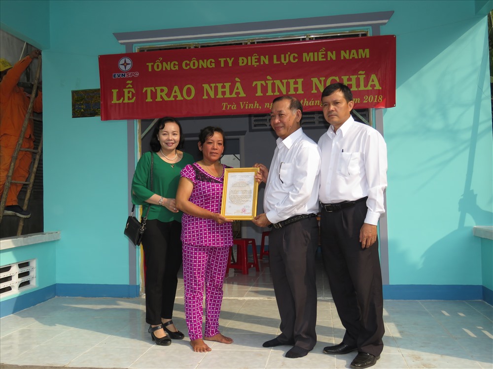 Lãnh đạo EVN SPC trao nhà tình nghĩa cho hộ gia đình Ngô Thị Thanh Thúy (ấp Giồng Lớn B, xã Định An, huyện Trà Cú)