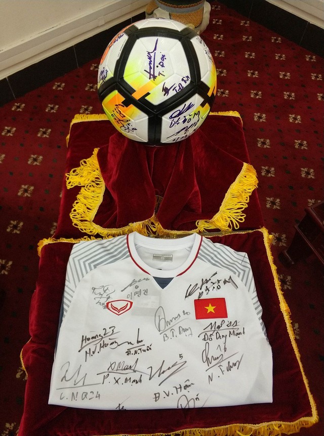 Quả bóng và chiếc áo đấu có đầy đủ chữ ký của các thành viên đội tuyển U23 Việt Nam dành tặng Thủ tướng Nguyễn Xuân Phúc. Ảnh: Đình Hoàng/VTV