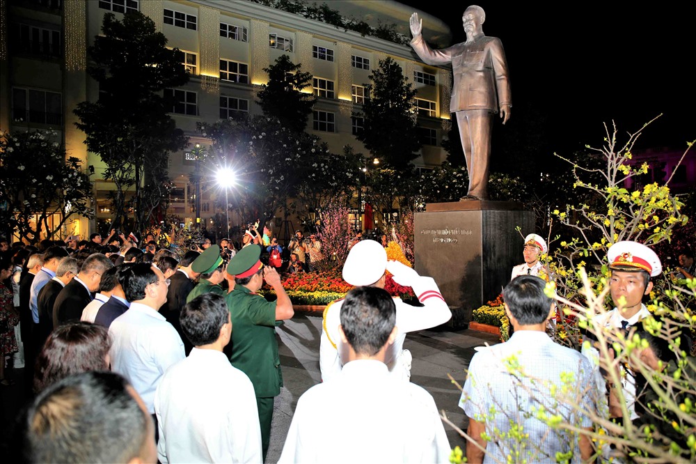 Các đại biểu thực hiện nghi thức dâng hương lên tượng đài Chủ tịch Hồ Chí Minh. Ảnh: T.S