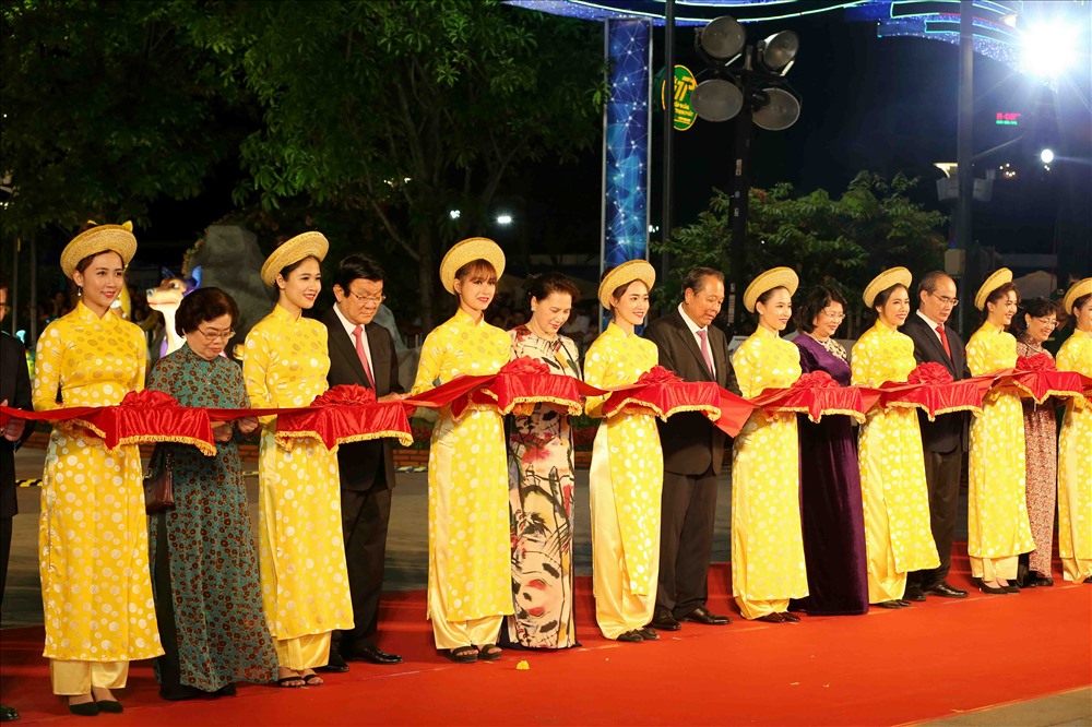 Các đại biểu thực hiện nghi thức cắt băng khánh thành, khai mạc đường hoa Nguyễn Huệ. Ảnh: T.S