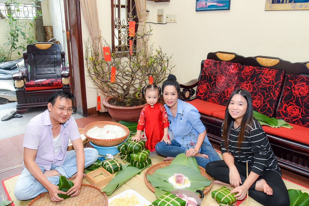 Trịnh Kim Chi và gia đình là một trong những gia đình nổi tiếng của showbiz Việt Nam. Họ luôn là tấm gương điển hình về sự đoàn kết và tình yêu trong gia đình. Hãy xem hình ảnh liên quan để ngắm nhìn cuộc sống đầy màu sắc của gia đình Trịnh Kim Chi.