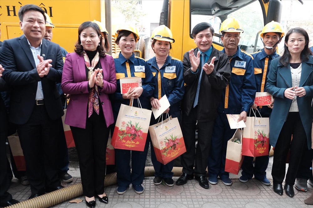 Chủ tịch Bùi Văn Cường (thứ tư từ phải sang) tặng quà cho đoàn viên, NLĐ Cty thoát nước HN. Ảnh: Sơn Tùng