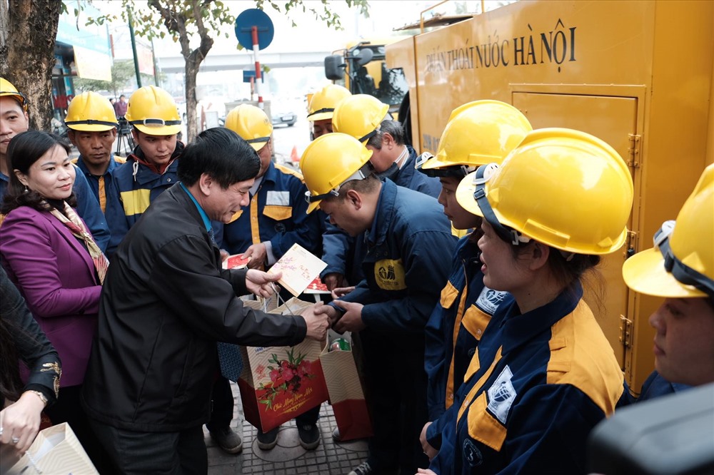 Chủ tịch Bùi Văn Cường tặng quà cho đoàn viên, NLĐ Cty thoát nước HN. Ảnh: Sơn Tùng