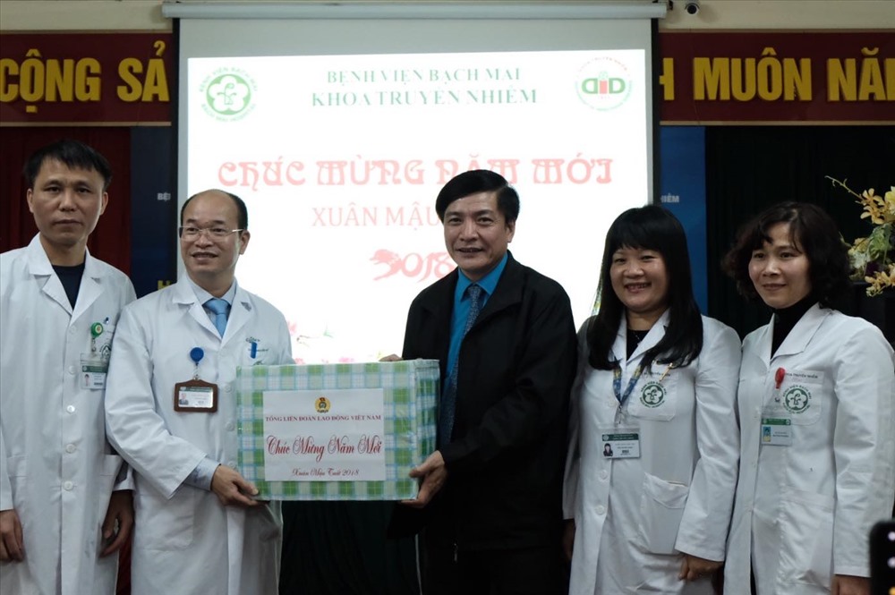 Chủ tịch Tổng LĐLĐVN Bùi Văn Cường (thứ ba từ phải sang) tặng quà cho cán bộ y, bác, sĩ khoa Truyền nhiễm, Bệnh viện Bạch Mai. Ảnh: Sơn Tùng 