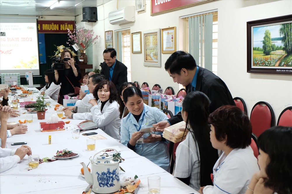 Chủ tịch Tổng LĐLĐVN tặng quà cho y bác sĩ khoa Truyền nhiễm Bệnh viện Bạch Mai. Ảnh: Sơn Tùng
