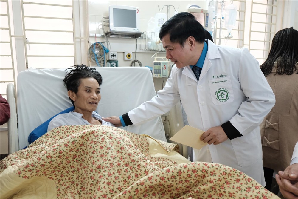 Chủ tịch Tổng LĐLĐVN Bùi Văn Cường thăm hỏi, tặng quà bệnh nhân đang điều trị tại Khoa Truyền nhiễm Bệnh viện Bạch Mai. Ảnh: Sơn Tùng