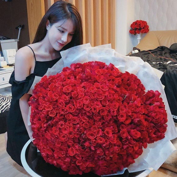 Diệp Lâm Anh khoe quà tặng “khủng” là bó hoa hồng khổng lồ