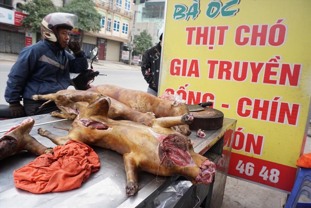 Với quan niệm ăn thịt chó giải đen, trước tết nhiều người mua thịt chó về ăn.
