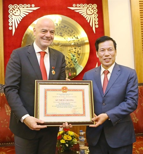 Bộ trưởng Nguyễn Ngọc Thiện trao Kỷ niệm chương vì sự nghiệp VHTTDL cho Chủ tịch FIFA. Ảnh: VFF