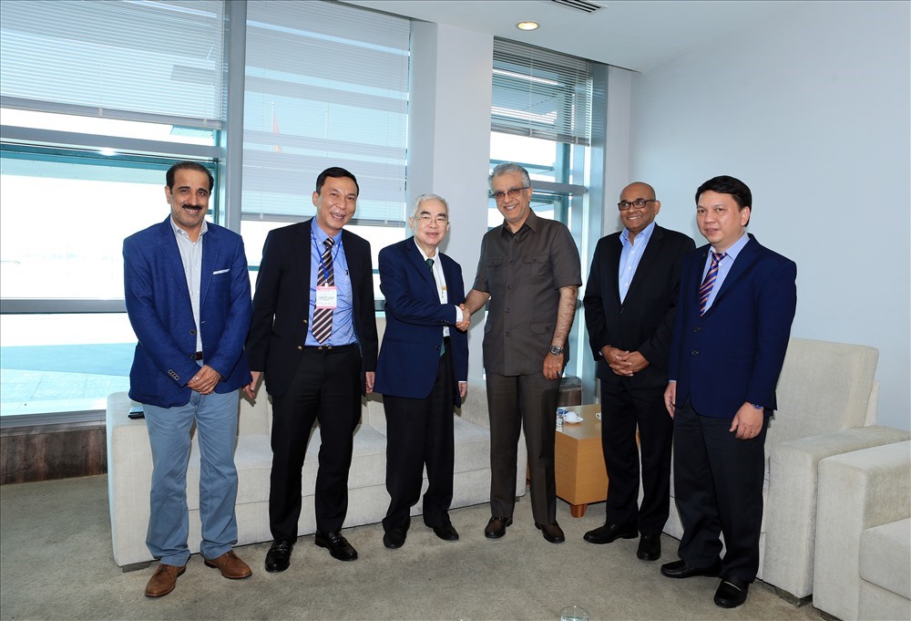 Chủ tịch Liên đoàn bóng đá Châu Á (AFC) Shaikh S.B. Ebrahim Al Khalifa đã đến thăm Việt Nam. Ảnh: VFF