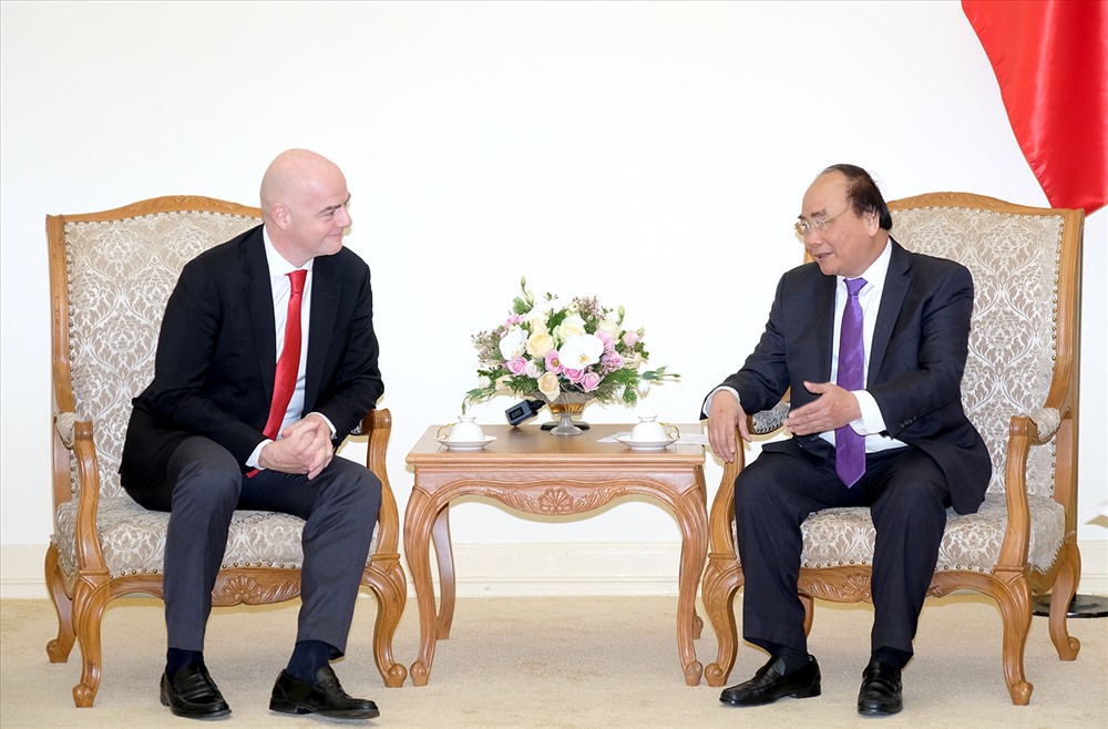Thủ tướng Nguyễn Xuân Phúc và Chủ tịch FIFA Gianni Infantino - Ảnh: VGP/Quang Hiếu
