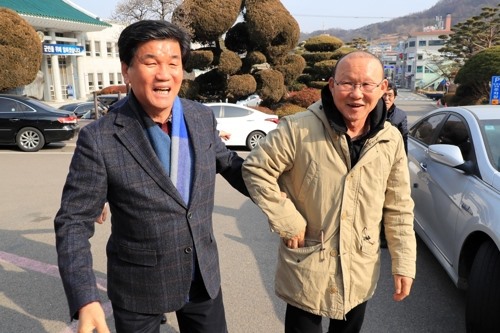 HLV Park Hang-seo (phải) được chính quyền, người dân địa phương chào đón nhiệt liệt. Ảnh: Yonhap.