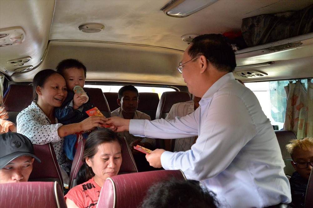 Phó Bí thư thường trực Thành ủy Tất Thành Cang thăm hỏi và tặng quà những hành khách chuẩn bị xuất bến.