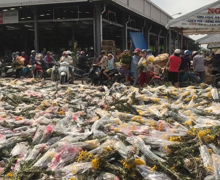 Hoa bị đổ bỏ tràn ngập tại không ít chợ hoa ở TP HCM. Ảnh: H.H