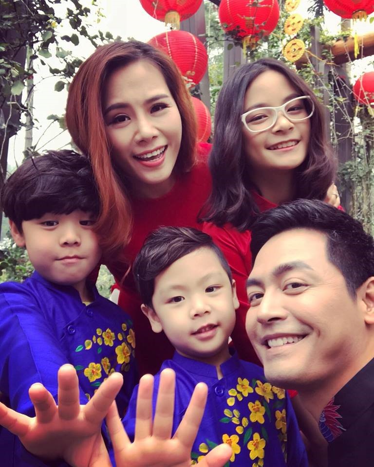 Gia đình Mc Phan Anh hạnh phúc trong buổi chiều cuối cùng của năm