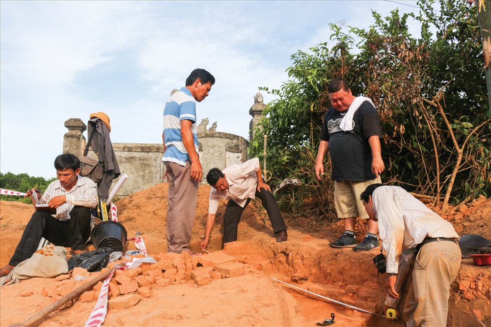 Thăm dò, khai quật khu vực Cồn Dinh tây, thôn Trà Liên, xã Triệu Giang, tháng 7-2016.