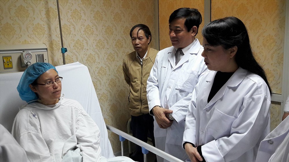 Bộ trưởng Bộ Y tế cũng đến thăm và động viên bệnh nhân Nguyễn Thị Hạnh, bác sĩ BV Bạch Mai bị ung thư vừa được phẫu thuật tại BV Việt Đức (Ảnh: T.Linh)