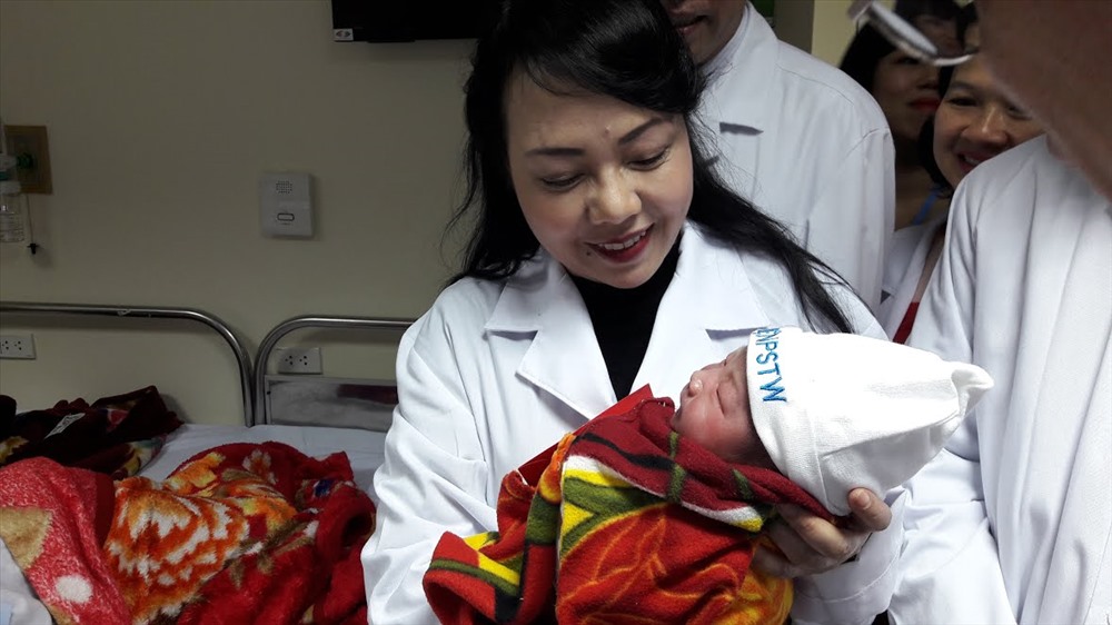 Bộ trưởng Tiến thăm các bé sơ sinh tại BV Phụ sản TƯ (Ảnh: T.Linh)