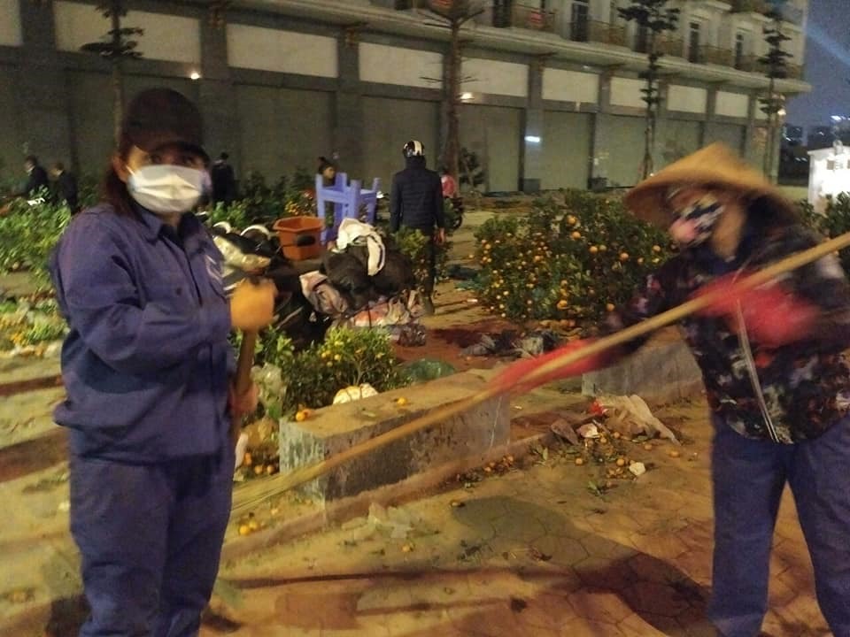 Các công nhân vệ sinh môi trường cũng nhanh chóng thu dọn vệ sinh sạch sẽ đường phố.