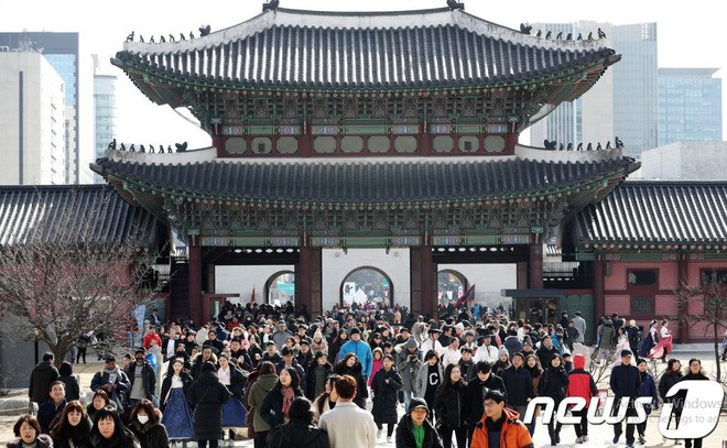 Tại Hàn Quốc, Tết Nguyên Đán cũng được coi là một ngày lễ quan trọng. Ngày hôm nay, cung  Gyeongbokgung lớn nhất Hàn Quốc cũng mở cửa cho vô số khách tới tham quan. Ảnh: news1 