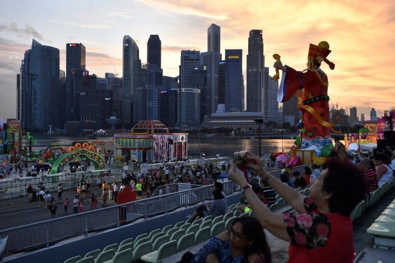 Tại Singapore, người dân đổ xô tới bờ sông Hongbao - nơi dựng bức tượng Thần Tài để kỷ niệm thời khắc thiêng liêng chào đón năm mới. 