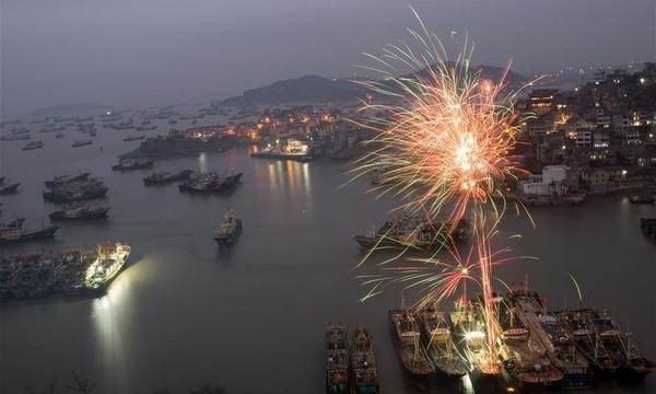 Trên bầu trời cảng cá Chiết Giang, Trung Quốc, pháo hoa đã được bắn sớm hơn so với mọi năm, báo hiệu một năm mới tốt lành. Ảnh: AFP
