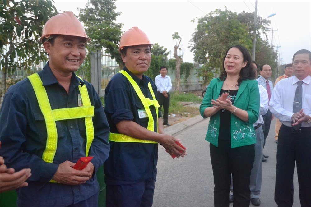 Công nhân môi trường phấn khởi trước sự quan tâm của lãnh đạo tỉnh An Giang trước giờ làm nhiệm vụ trong đêm giao thừa Tết Mậu Tuất. (Ảnh: Lục Tùng)