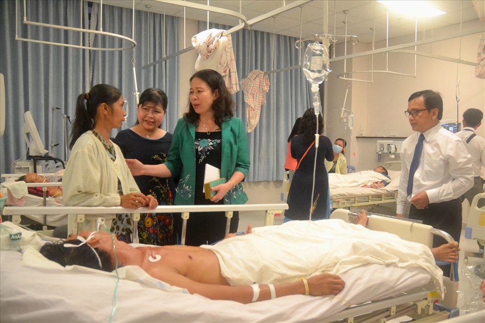 Dịp này Bí thư Tỉnh ủy An Giang cũng đi thăm, tặng quà Tết cho bệnh nhân cấp cứu tại BVĐK An Giang.(Ảnh: Lục Tùng)