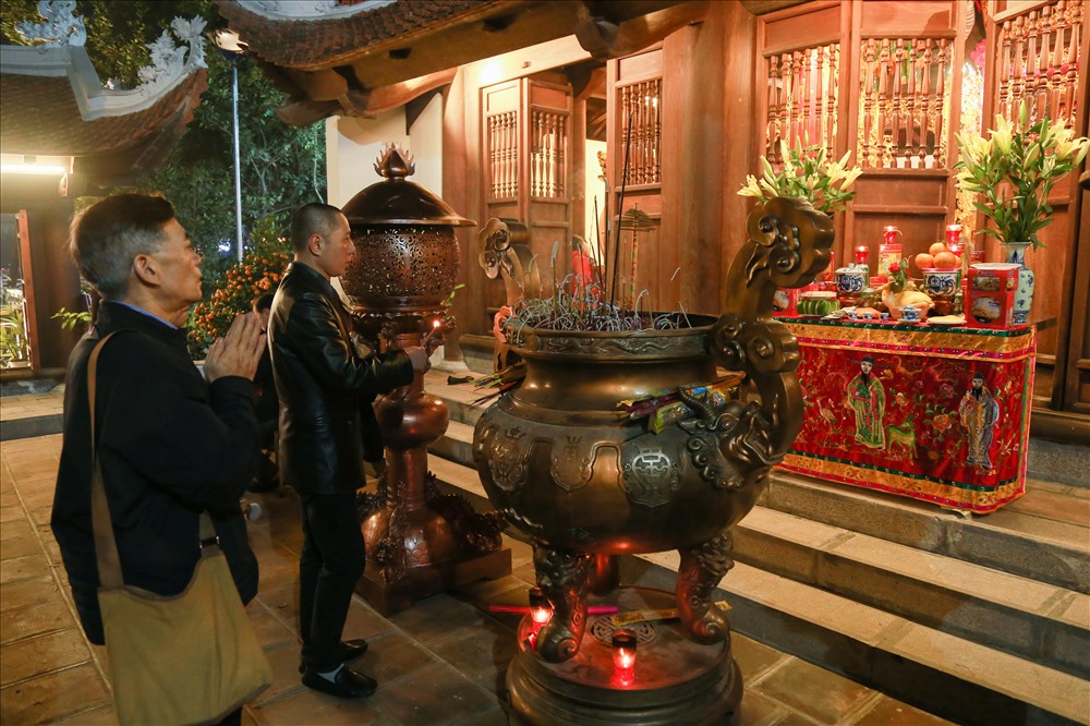 Ngay khi vừa bước sang năm mới Mậu Tuất 2018, nhiều người dân Hà Nội đã đổ xô tới các khu vực đình, chùa để đi lễ đầu năm.