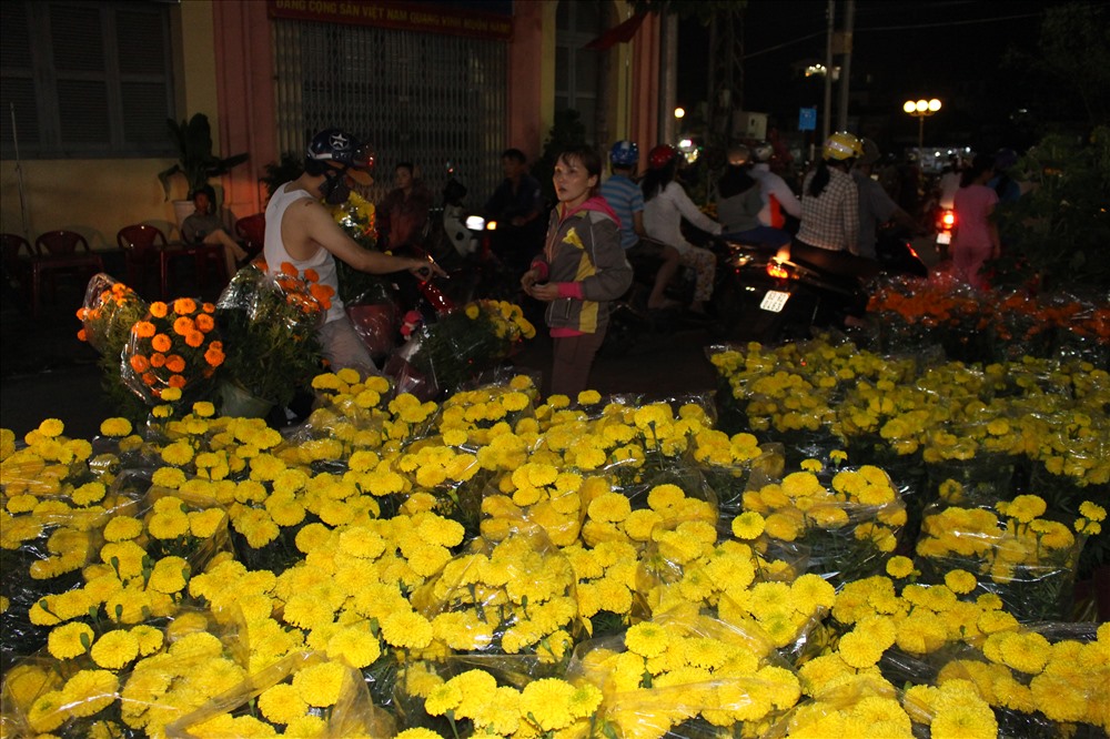 Lúc 22g30, chợ hoa TP.Mỹ Tho vẫn còn nhiều hoa.