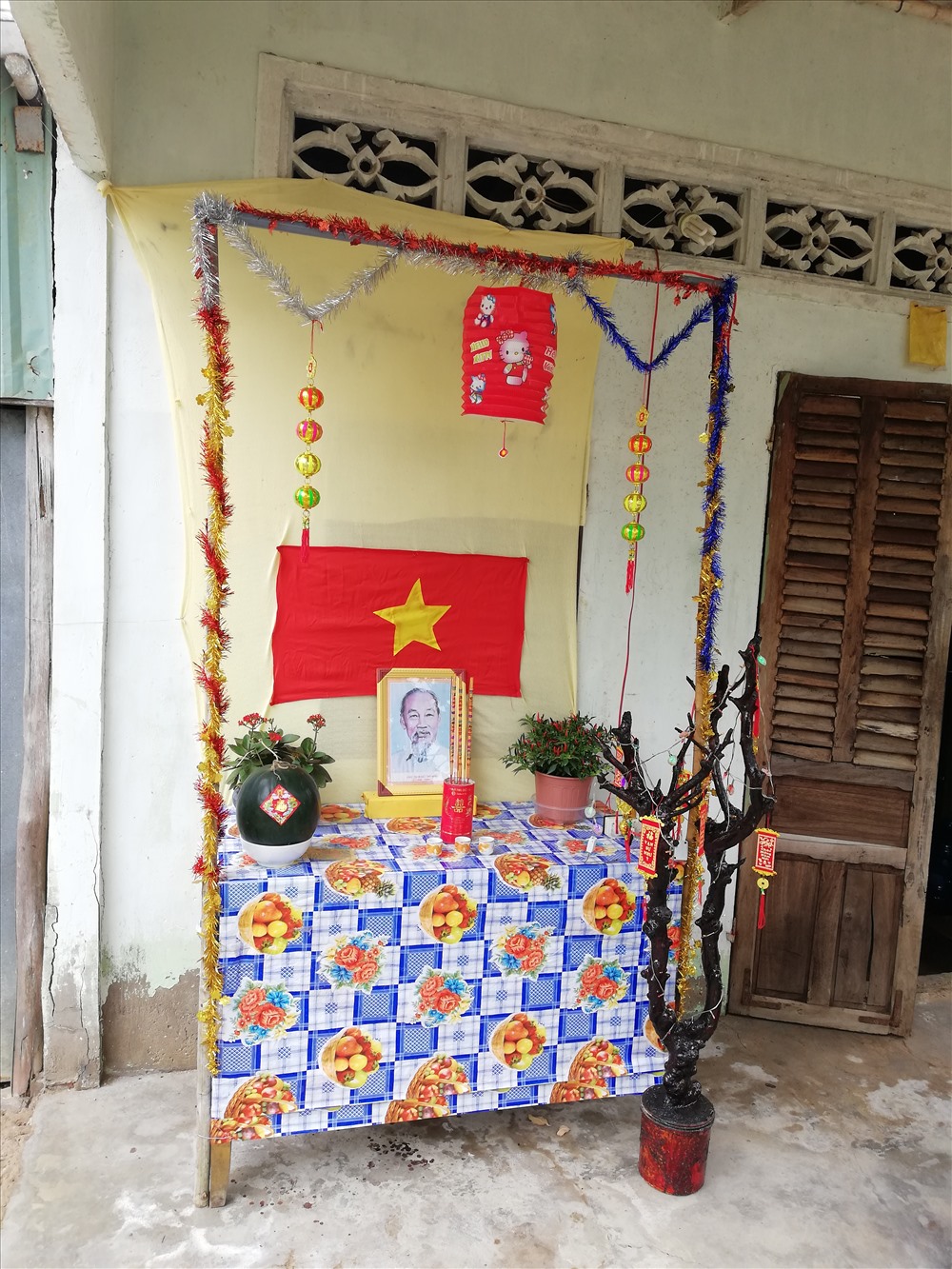 Một bàn thờ Bác Hồ trước cửa nhà của người dân vùng nông thôn Bạc Liêu (ảnh Nhật Hồ)